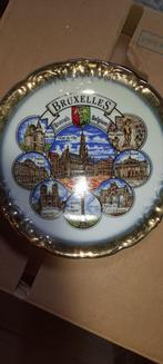 Souvenirbord uit de stad Brussel, Ophalen