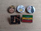 LOT: 5 PINS/BUTTONS: AC/DC-OZZY-BOB MARLEY-CURE-KURT COBAIN, Verzamelen, Ophalen of Verzenden, Gebruikt, Overige typen