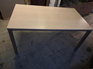 Tafel en 4 bijhorende stoelen beschikbaar voor biedingen