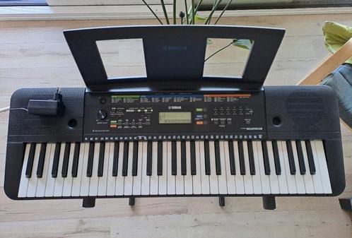 Keyboard Yamaha PSR-E253 met standaard, Muziek en Instrumenten, Keyboards, Zo goed als nieuw, Yamaha, Met standaard, Ophalen