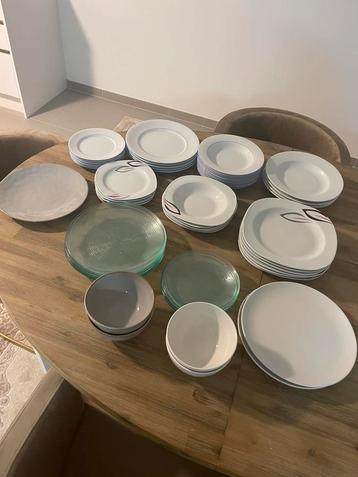 Compleet servies, bestek en broodmand en soepterrine beschikbaar voor biedingen