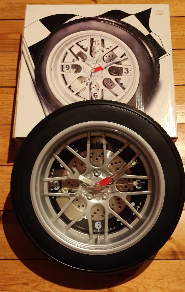 Wandklok in vorm van autovelg!, Huis en Inrichting, Woonaccessoires | Klokken, Gebruikt, Wandklok, Analoog, Ophalen of Verzenden