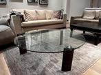 Natuzzi Salontafel glas met walnootpoten, Huis en Inrichting, Tafels | Salontafels, Ophalen, Glas