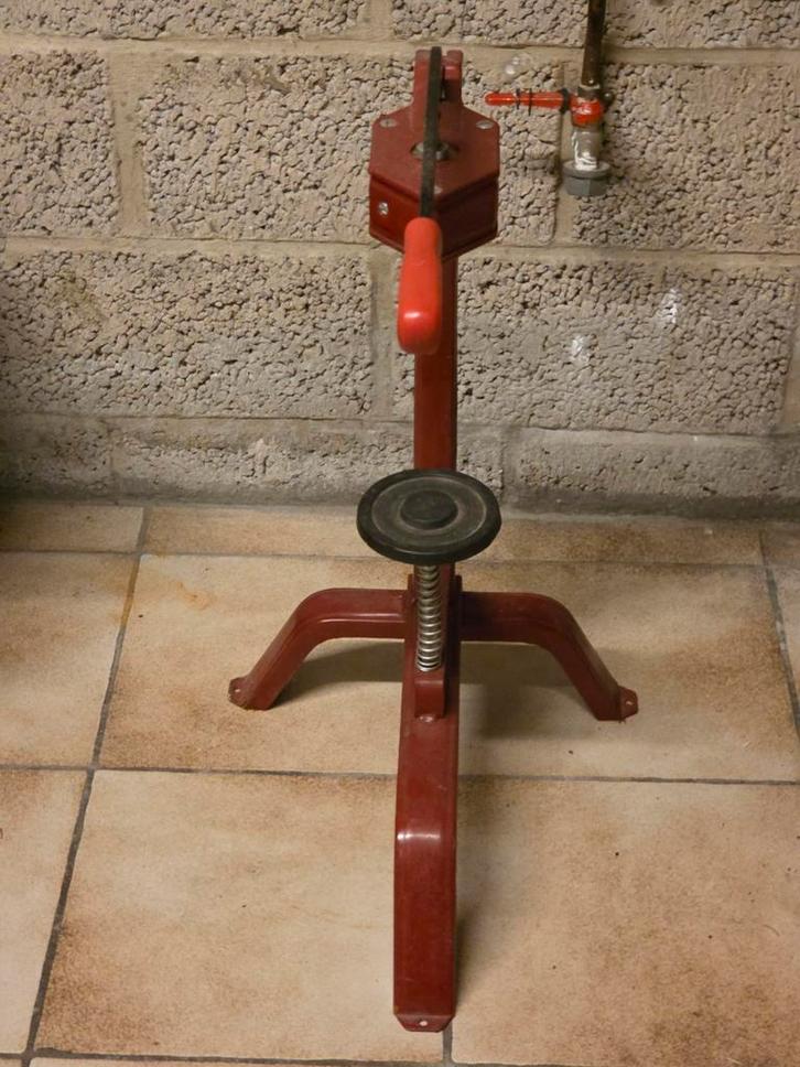 Bouchoneuse Vin sur Trépied, Collections, Vins