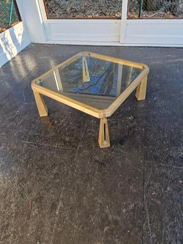 Brass en glass beschikbaar voor biedingen
