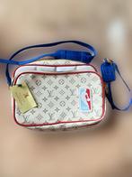 Louis Vuitton X NBA orgineel, Handtassen en Accessoires, Toilettassen, Ophalen, Zo goed als nieuw