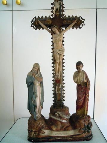 calvariegroep beeldengroep :het kruis met Maria en Johannes
