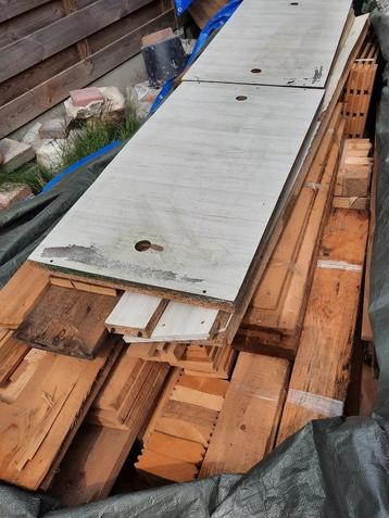 Schoon hout om gratis weg te geven  beschikbaar voor biedingen