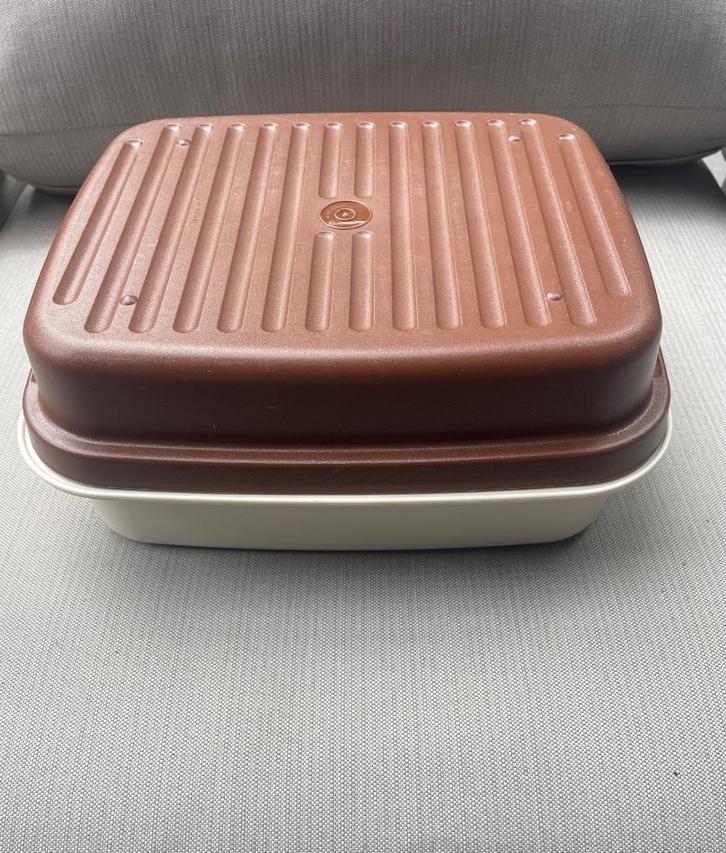 Grote brooddoos van Tupperware gemaakt in België, Huis en Inrichting, Keuken | Tupperware, Zo goed als nieuw, Bus of Trommel, Bruin