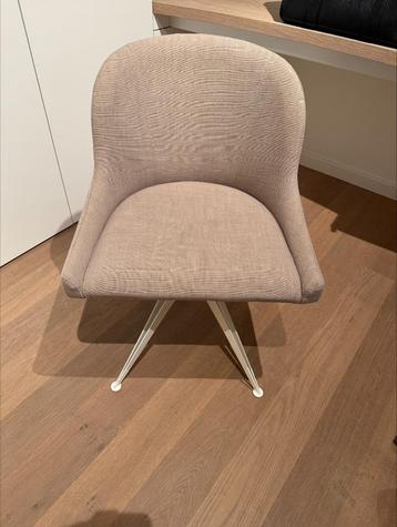 Sitino stoel beige met wit metalen onderstel disponible aux enchères