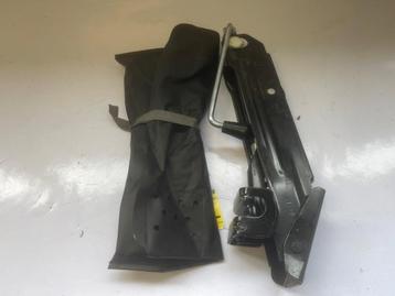 Krikset + reservewiel van een Volkswagen Caddy beschikbaar voor biedingen