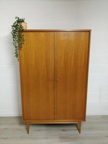 Vintage midcentury kleerkast | retro kast teak beschikbaar voor biedingen