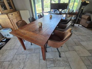 Mooie hardhout tafel L=2.54m beschikbaar voor biedingen