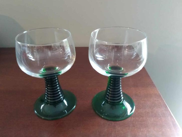 2 roemer glazen met groene gedraaide voet vintage maar nu in, Verzamelen, Glas en Drinkglazen, Zo goed als nieuw, Overige typen