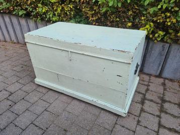 Oude houten kist  beschikbaar voor biedingen