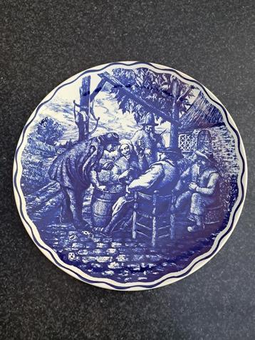 Bord Delfts blauw Boch herberg, personen met kaarten, drank beschikbaar voor biedingen
