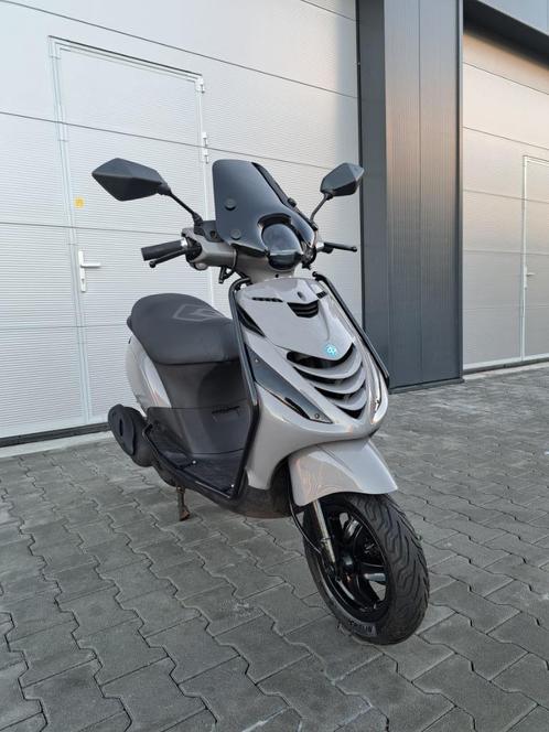 Piaggio Zip 4T Scooter Nardo Grey FULL OPTION (B-klasse), Fietsen en Brommers, Overige Fietsen en Brommers, Zo goed als nieuw