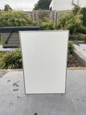 White board (60,5 cm x 90,5 cm) beschikbaar voor biedingen