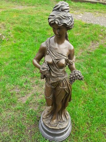 Gesigneerd bronzen beeld (de elegante dame met druiventrosse