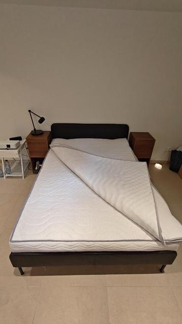 Stijlvol zwart leren bed (incl. matras en topper) beschikbaar voor biedingen