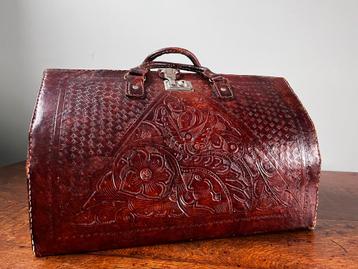 Oude lederen reistas/dokterstas beschikbaar voor biedingen