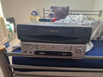 2 vhs spelers voor onderdelen beschikbaar voor biedingen
