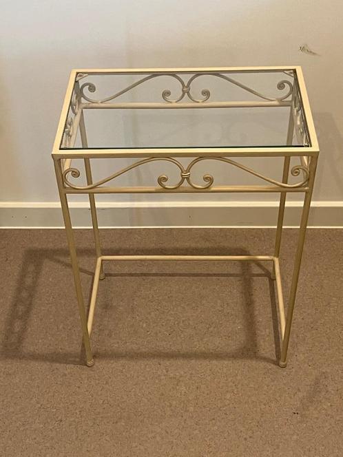 Bijzettafel met glasplaat, Huis en Inrichting, Tafels | Bijzettafels, Gebruikt, Rechthoekig, 45 tot 60 cm, Minder dan 55 cm, Overige materialen