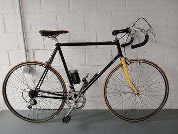 Koersfiets beschikbaar voor biedingen