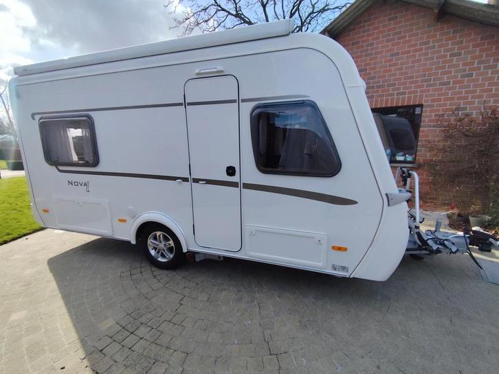 Eriba Nova Light 465 van maart 2024 in nieuwstaat, Caravans en Kamperen, Caravans, Particulier, tot en met 4, Eriba, Frans bed