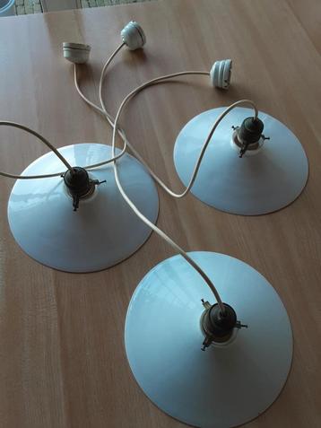 Witte vintage porseleinen  lampenkapjes  beschikbaar voor biedingen