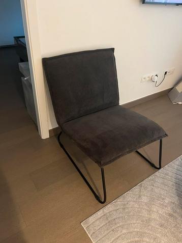Grijze fauteuil beschikbaar voor biedingen
