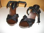 SANDALES EN CUIR À TALONS COMME NEUVES, Enlèvement ou Envoi, Chaussures à haut talons, Comme neuf, Noir