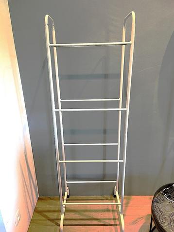 2 metalen rekken voor kratten beschikbaar voor biedingen