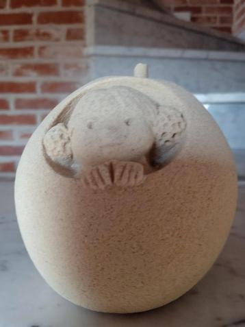 Oude Kunststeen Sculptuur  beschikbaar voor biedingen