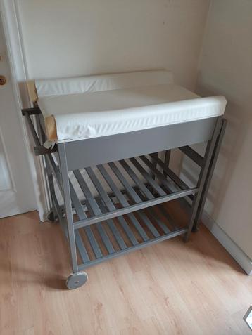 Verzorgingstafel baby beschikbaar voor biedingen