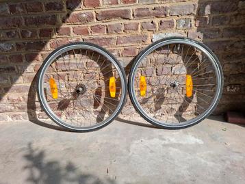Roues 24" de vélo + catadioptre pneus neufs beschikbaar voor biedingen