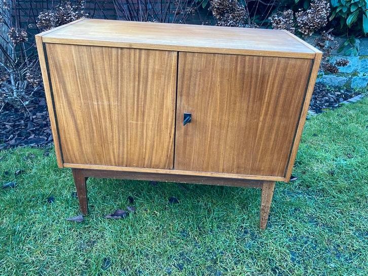 Mooi jaren 60 kastje teak fineer in goede staat, Antiquités & Art, Antiquités | Meubles | Chaises & Canapés, Enlèvement