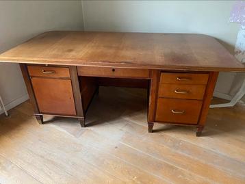 Oude bureau secretaire uit Philips kantoren beschikbaar voor biedingen