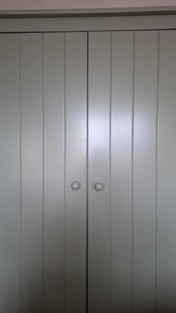 Kleerkast beschikbaar voor biedingen