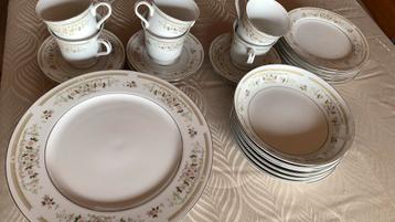Tafelservies voor 6 personen bloemendecoratie beschikbaar voor biedingen