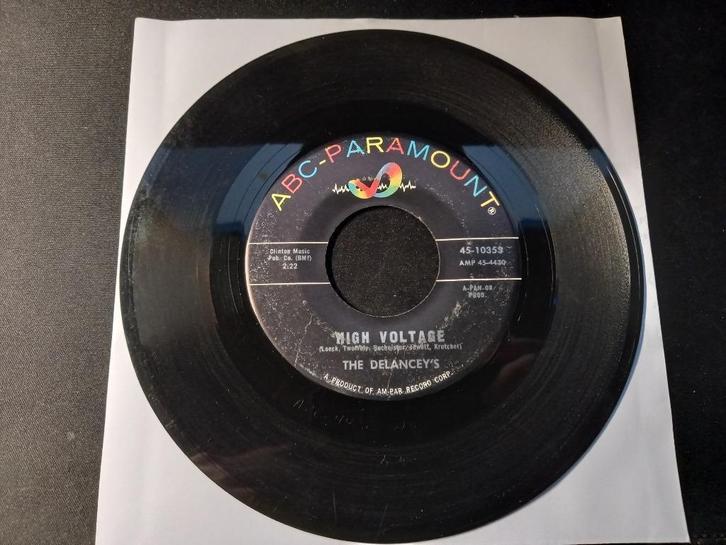 The Delancey's ‎– High Voltage / The Scratch '7, CD & DVD, Vinyles Singles, Utilisé, Single, Autres genres, 7 pouces, Enlèvement ou Envoi