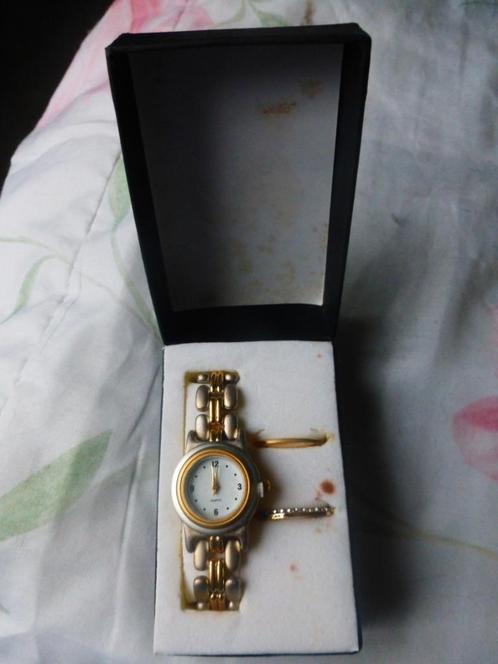 Mooi NIEUW damespolshorloge in een hoesje, pt prijs 10€, Handtassen en Accessoires, Horloges | Dames, Nieuw, Polshorloge, Ophalen of Verzenden