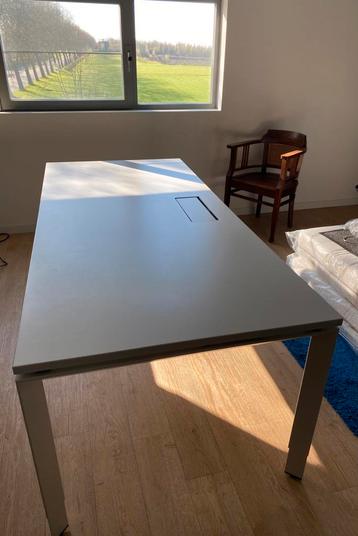 Stalen bureautafel, kabelgoot onderaan, als nieuw! beschikbaar voor biedingen