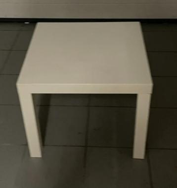 petite table blanche type IKEA