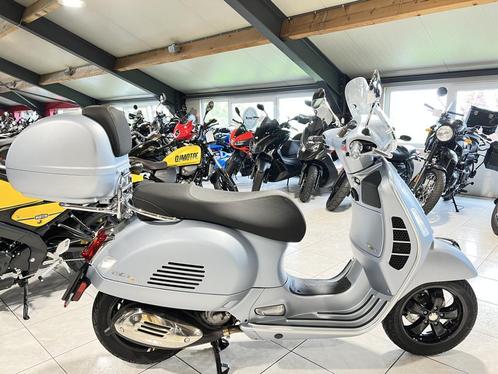 Vespa GTS Super Tech 300 inclus kit top case, Motoren, Motoren | Overige merken, Bedrijf, Scooter, 12 t/m 35 kW, Ophalen