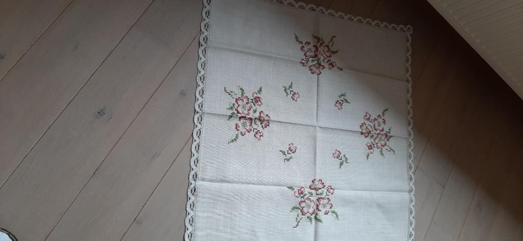 Napperon brodé main, Maison & Meubles, Enlèvement ou Envoi, Comme neuf, Carré, Intérieur