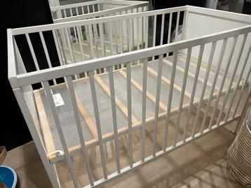 Lit bébé  disponible aux enchères