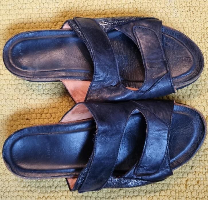 Slippers Think - Maat 42, Kleding | Dames, Schoenen, Zo goed als nieuw, Slippers, Zwart, Ophalen of Verzenden