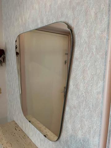 Vintage spiegel beschikbaar voor biedingen
