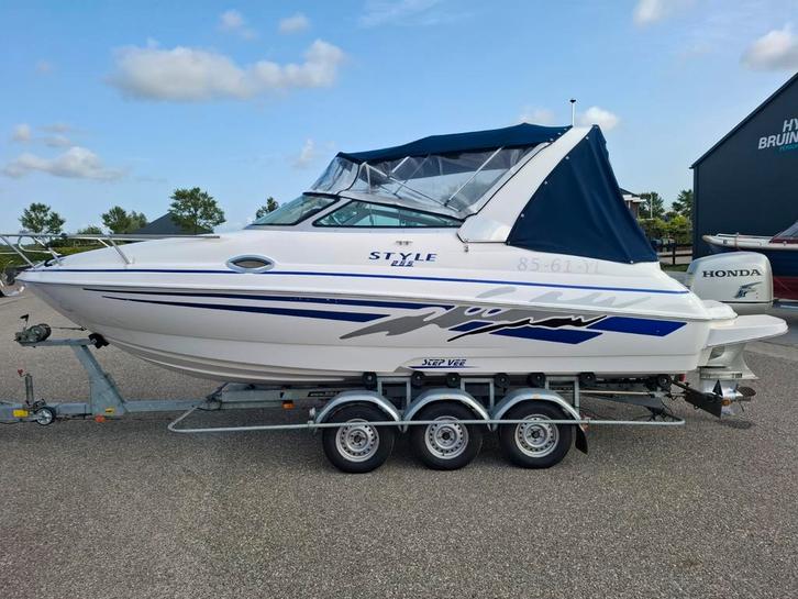 Fibrafort Style 255, Watersport en Boten, Speedboten, Gebruikt, 6 meter of meer, Benzine, 200 pk of meer, Polyester, Buitenboordmotor